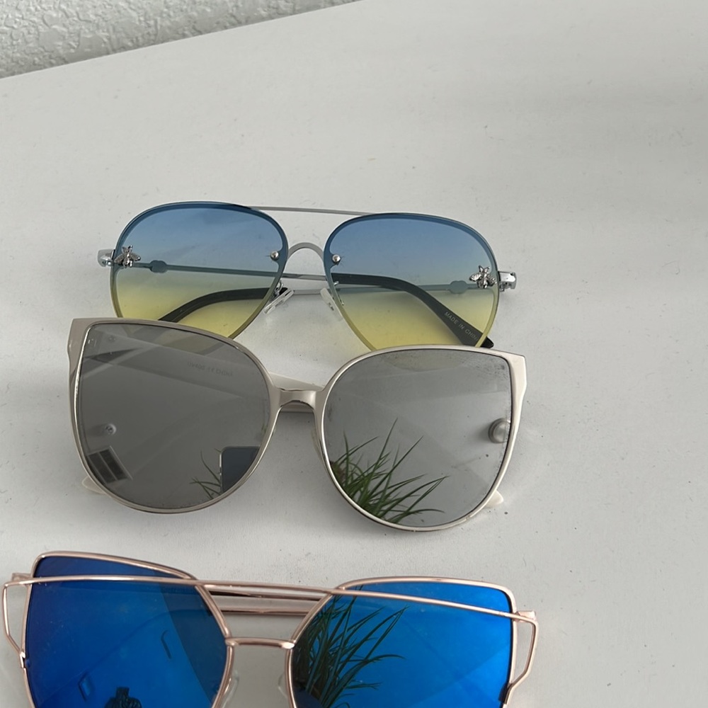 Pack of sunglasses no particular brands